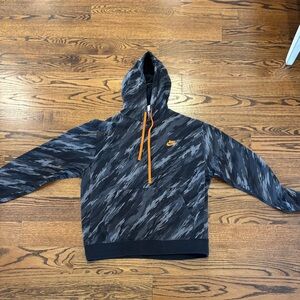 Nike Men’s Medium Hooded Sweatshirt.